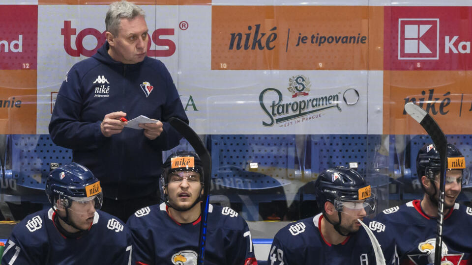 Na snímke tréner HC Slovan Peter Oremus počas zápasu 40. kola hokejovej Tipos extraligy HC Slovan Bratislava - HK Dukla Ingema Michalovce 28. januára 2024 v Bratislave. FOTO TASR - Jaroslav Novák