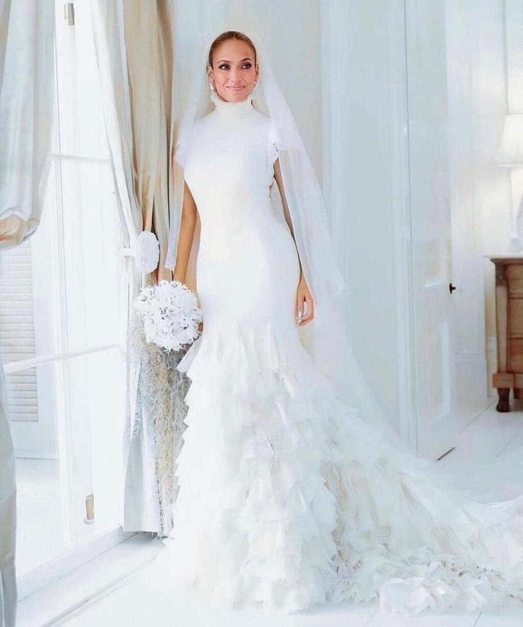 Speváčka Jennifer Lopez (53) šokovala fanúšikov a zverejnila doteraz nevidené fotografie zo svadby. V auguste 2022 sa vydala za herca Bena Afflecka a hoci si svoje súkromie dvojica stráži, na Instagrame sa podelila s unikátnymi snímkami jej hviezdnej svadby.