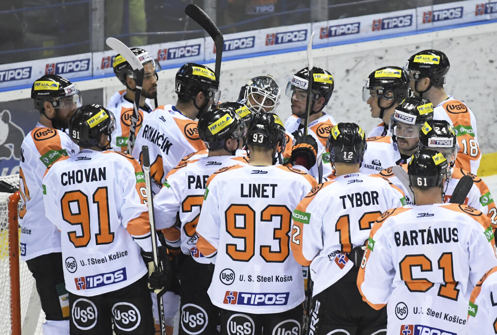 Na snímke hráči Košíc po víťazstve nad Spišskou Novou Vsou 4:1 v zápase 21. kola hokejovej Tipos extraligy HC Košice - HK GROTTO Spišská Nová Ves 27. novembra 2022 v Košiciach.