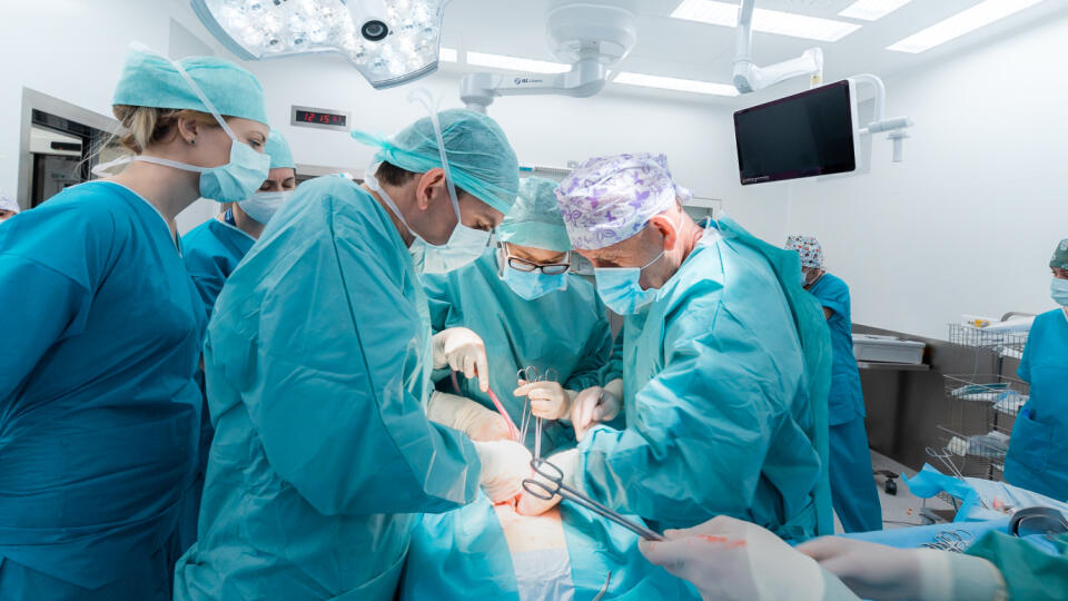 V Nemocnici Bory prebehli prvé operačné zákroky: 2. mája onkogynekologická operácia pod vedením MUDr. Mikuláša Redechu a 3. mája prvá robotická operácia onkochirurgického pacienta pod vedením prof. MUDr. Alexandra Ferka.