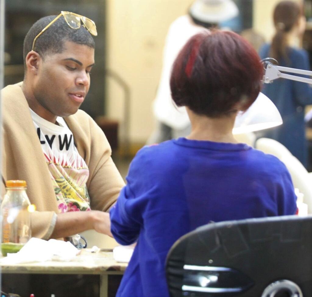 Aj takto dokáže vyraziť do ulíc EJ Johnson.