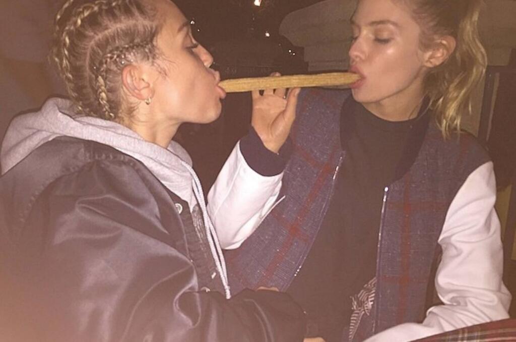 Stella Maxwellová je známa svojou orientáciou na rovnaké pohlavie. V minulosti randila s Miley Cyrus (na fotke) či s Kristen Stewart.