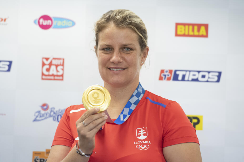 Na snímke olympijská víťazka v streľbe na XXXII. letných OH v Tokiu Zuzana Rehák Štefečeková pózuje s medailou počas tlačovej konferencie po návrate do vlasti 3. augusta 2021 v Olympijskom tréningovom centre v Šamoríne. FOTO TASR - Pavel Neubauer