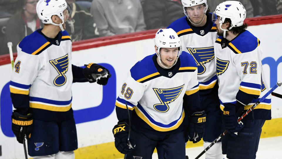 WA 8 St. Paul - Hokejista St. Louis Blues Ivan Barbašev (druhý zľava) sa teší so spoluhráčmi po strelení gólu v zápase zámorskej hokejovej NHL Minnesota Wild - St. Louis Blues v americkom meste St. Paul 23. februára 2020. Vľavo Carl Gunnarsson, druhý sprava Oskar Sundqvist a vpravo Justin Faulk. FOTO TASR/AP 

St. Louis Blues' Carl Gunnarsson (4), of Sweden, Ivan Barbashev (49), of Russia, Oskar Sundqvist (70), of Sweden, and Justin Faulk (72) 

St. Louis Blues' Carl Gunnarsson (4), of Sweden, I