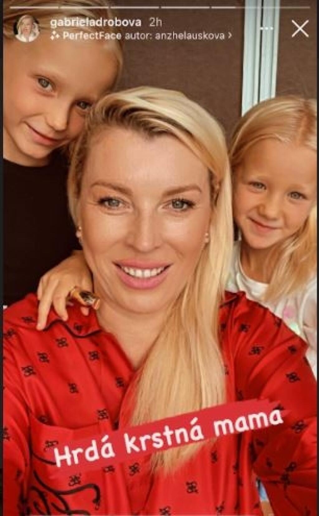 Gabika so svojimi krstniatkami. Dievčatká podobu s otcom nezaprú.