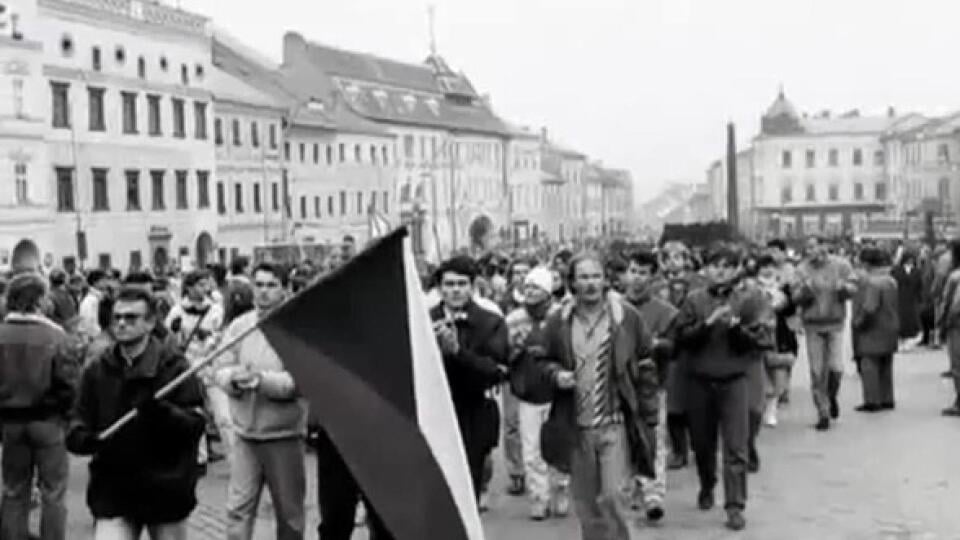 Tisíce ľudí stáli na námestiach, štrngali kľúčmi a žiadali zmenu režimu! Tak to vyzeralo v pohnutom novembri 1989.