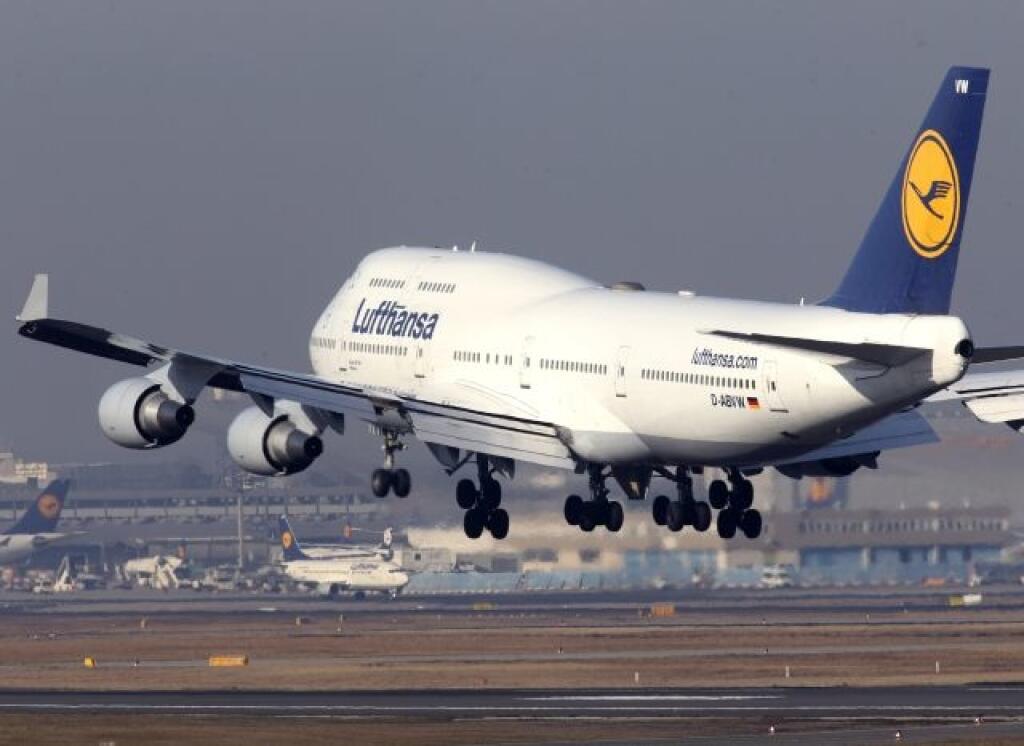 KK2 Frankfurt nad Mohanom - Na archívnej snímke z 22. februára 2012 Boeing 747 leteckej spoločnosti Lufthansa pristáva na letisku vo Frankfurte nad Mohanom. Lufthansa sa v 1. polroku 2013 z dôvodu vysokých nákladov na sanáciu dostala do červených čísel. FOTO TASR/AP
FILE - The Feb. 22, 2012 file photo shows a Lufthansa Boeing 747 landing at the international airport  in Frankfurt, Germany. German airline Lufthansa AG recorded a net loss of 204 million euros (US$ 270.01 million) in the first six 