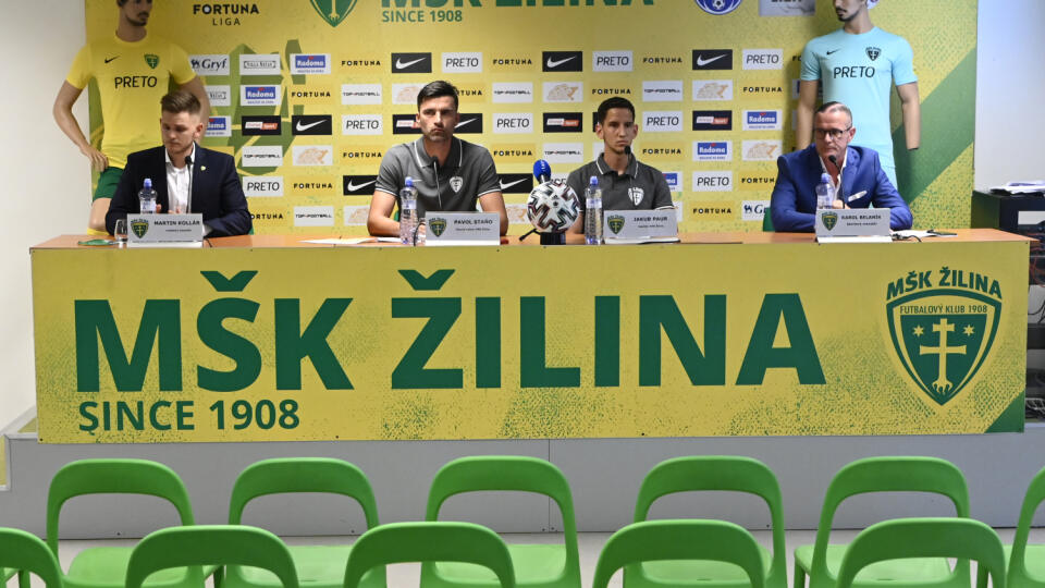 Tlačová konferencia futbalového klubu MŠK Žilina pred novou sezónou Fortuna ligy, 6. augusta 2020 v Žiline. Na snímke zľava mediálny manažér Martin Kollár, hlavný tréner Pavol Staňo, kapitán mužstva Jakub Paur a športový manažér Karol Belaník. FOTO TASR - Radovan Stoklasa