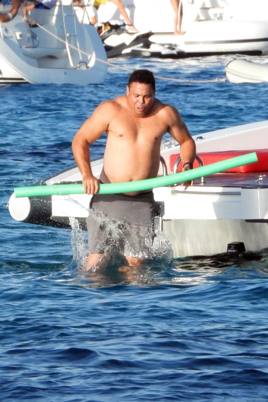 Ronaldo neváhal skočiť do mora, aby sa osviežil.