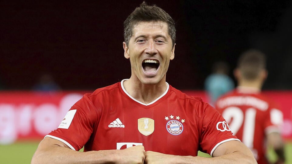 EBE 17 archív - Na snímke zo 4. júla 2020 poľský útočník Bayernu Mníchov Robert Lewandowski oslavuje svoj gól v zápase finále Nemeckého pohára vo futbale Bayer 04 Leverkusen - FC Bayern Mníchov v Berlíne. FOTO TASR/AP
Munich's Robert Lewandowski celebrates after scoring his team's fourth goal during the DFB Cup final match between Bayer 04 Leverkusen and FC Bayern Muenchen at Olympiastadion in Berlin, Germany, Saturday, July 4, 2020. (Photo by Alexander Hassenstein/Pool via AP)