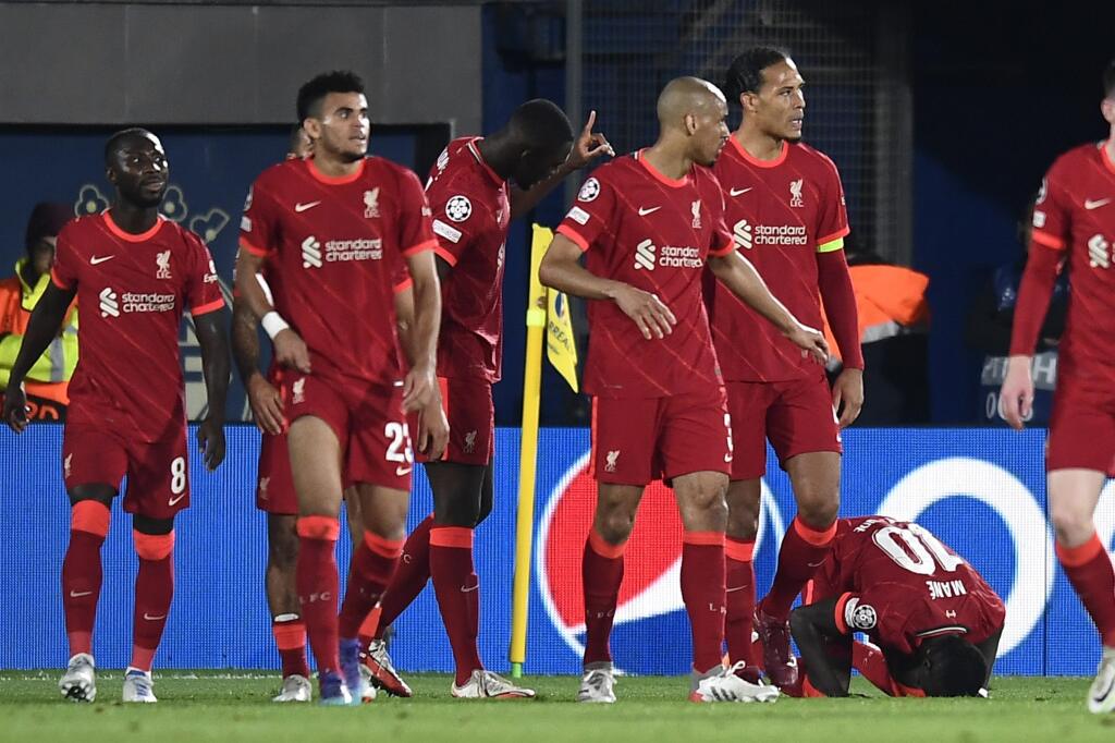 Hráč Liverpoolu Sadio Mane (vpravo) oslavuje so spoluhráčmi po tom, ako strelil tretí gól počas odvetného zápasu semifinále Ligy majstrov FC Villarreal - FC Liverpool vo Villarreale 3. mája 2022.