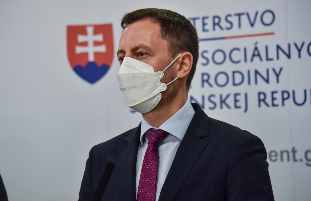 Na snímke predseda vlády SR Eduard Heger (OĽANO) počas tlačovej konferencie ministerstva práce, sociálnych vecí a rodiny SR na tému Pomoc pre zavreté prevádzky 12. decembra 2021 v Bratislave. FOTO TASR - Pavol Zachar