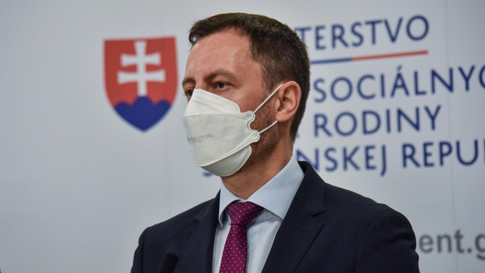 Na snímke predseda vlády SR Eduard Heger (OĽANO) počas tlačovej konferencie ministerstva práce, sociálnych vecí a rodiny SR na tému Pomoc pre zavreté prevádzky 12. decembra 2021 v Bratislave. FOTO TASR - Pavol Zachar