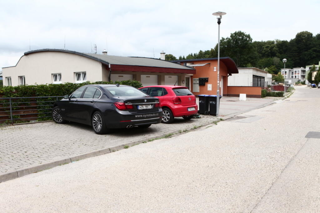 Prepychový dom si rodák z Trenčína stavia hneď vedľa bytu, v ktorom býva vždy, keď príde v lete domov. „Mezonetový byt kúpil, keď zarobil prvé veľké peniaze.