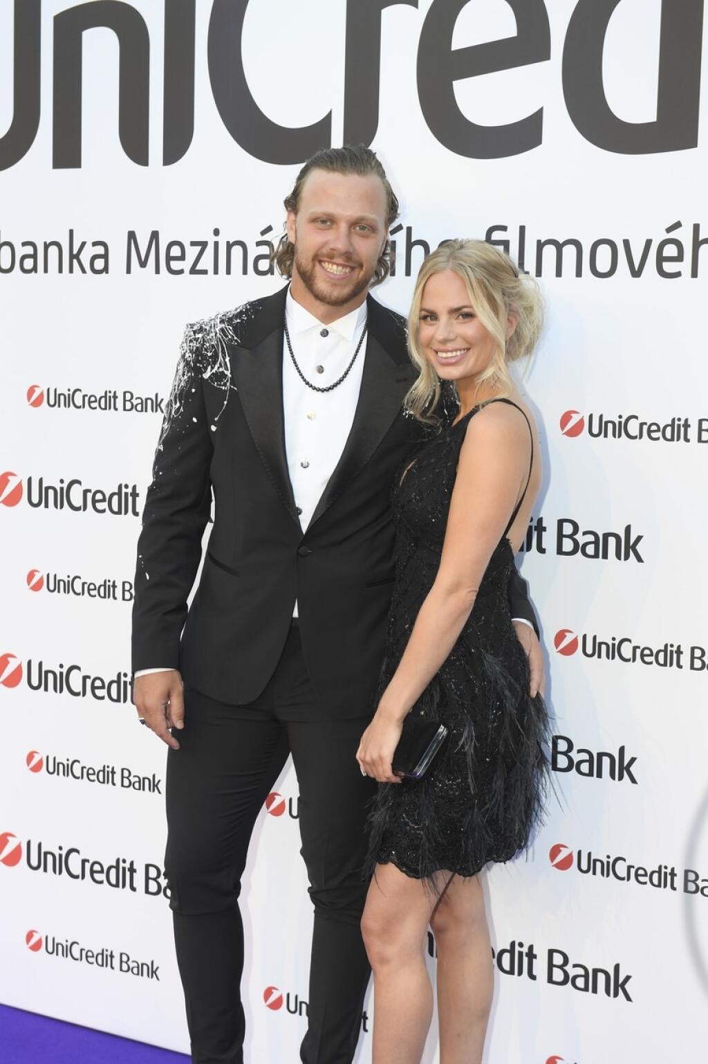 Hoci na festivale sa objavilo tradične množstvo hereckých hviezd, bola to sexi Rebecca, na koho sa upierali objektívy fotografov. „Pastrňák ukázal vo Varoch čertovsky sexi priateľku. Pôvabnej Rebecce sa do očí pozerať nebudete,“ napísal výstižne k sexi Švédke český portál super.cz.