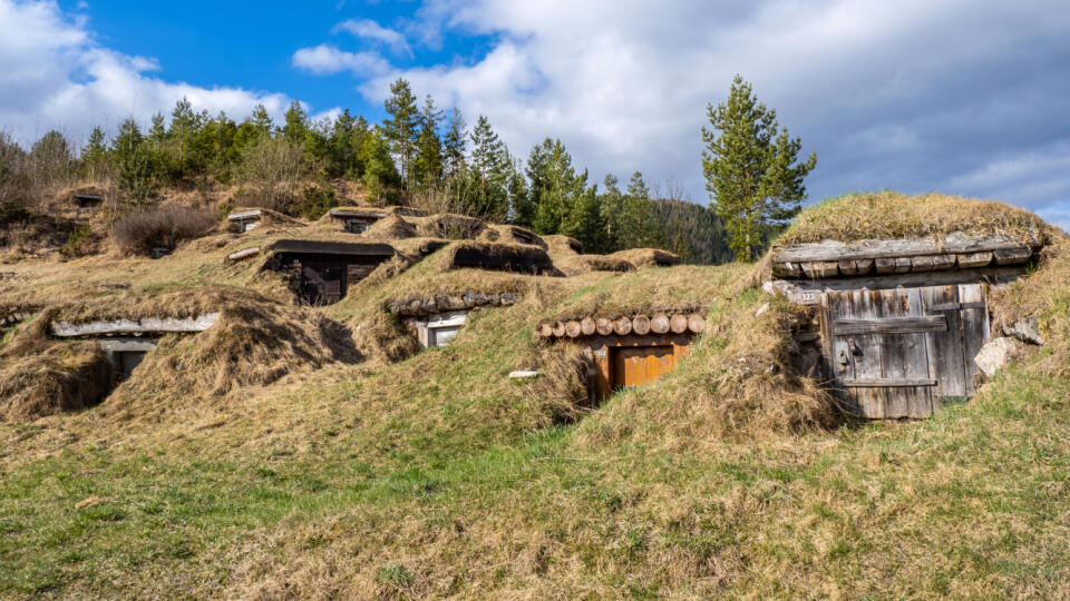 Niektoré podzemné zásobárne občas niekto násilne otvorí a vykradne...