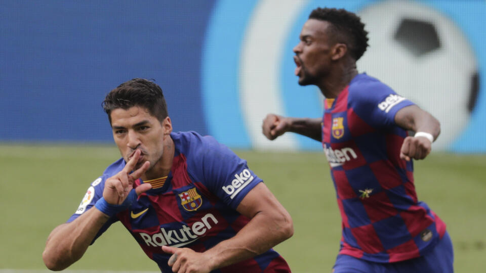 EBE 17 Vigo - Na snímke vľavo uruguajský útočník Barcelony Luis Alberto Suárez oslavujue svoj gól v zápase 32. kola španielskej La Ligy vo futbale Celta Vigo - FC Barcelona (2:2) v sobotu 27. júna 2020. FOTO TASR/AP
Barcelona's Luis Suarez, left, celebrates after scoring his side's second goal during a Spanish La Liga soccer match between RC Celta and Barcelona at the Balaidos stadium in Vigo, Spain, Saturday, June 27, 2020. (AP Photo/Lalo Villar)