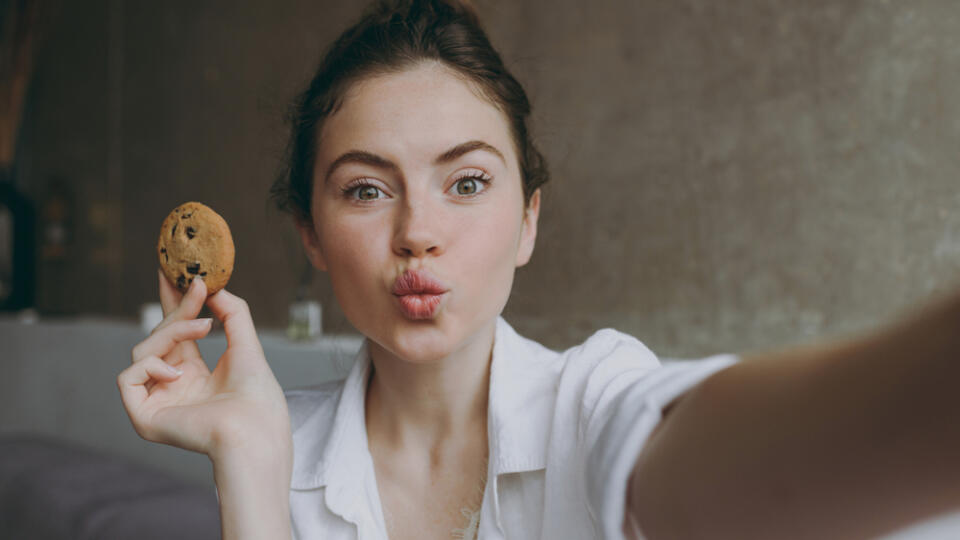 Close,Up,Young,Woman,With,Duckface,In,White,Clothes,Glasses