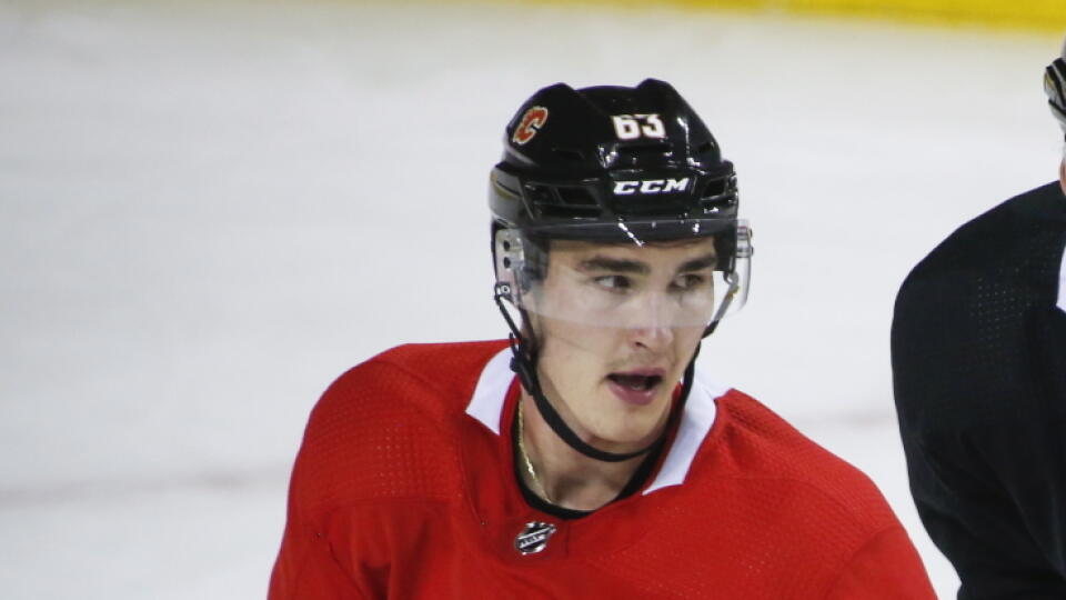 KK26 Calgary - Slovenský hokejista Adam Ružička (vľavo) z Calgary Flames a jeho spoluhráč Derek Forbort počas tréningového kempu 14. júla 2020 v Calgary. FOTO TASR/AP
Calgary Flames' Adam Ruzicka, left, and Derek Forbort skate during team NHL hockey practice in Calgary, Tuesday, July 14, 2020. (Jeff McIntosh/The Canadian Press via AP)