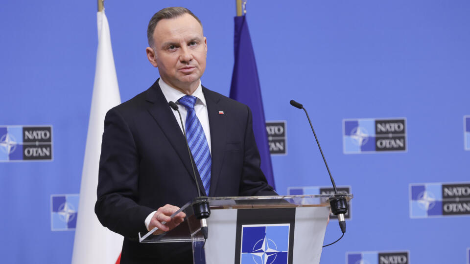 Poľský prezident Andrzej Duda vo štvrtok povedal, že na budúcoročných olympijských hrách v Paríži by sa nemal zúčastniť nik, kto toleruje alebo schvaľuje agresiu Ruska voči Ukrajine. Duda to povedal počas štvrtkovej návštevy Londýna.