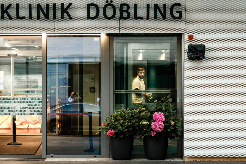 Na snímke Michal Navara v budove Privatklinik Döbling vo Viedni, pôrodnica, ktorú si vybrala bývalá slovenská tenistka Dominika Cibulková pre pôrod svojho prvého syna Jakuba.