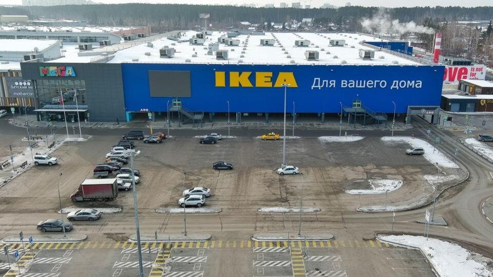 IKEA v Rusku nefunguje od 4. marca. Mnohí sa preto prišli pred jej zatvorením poriadne zásobiť výrobkami.