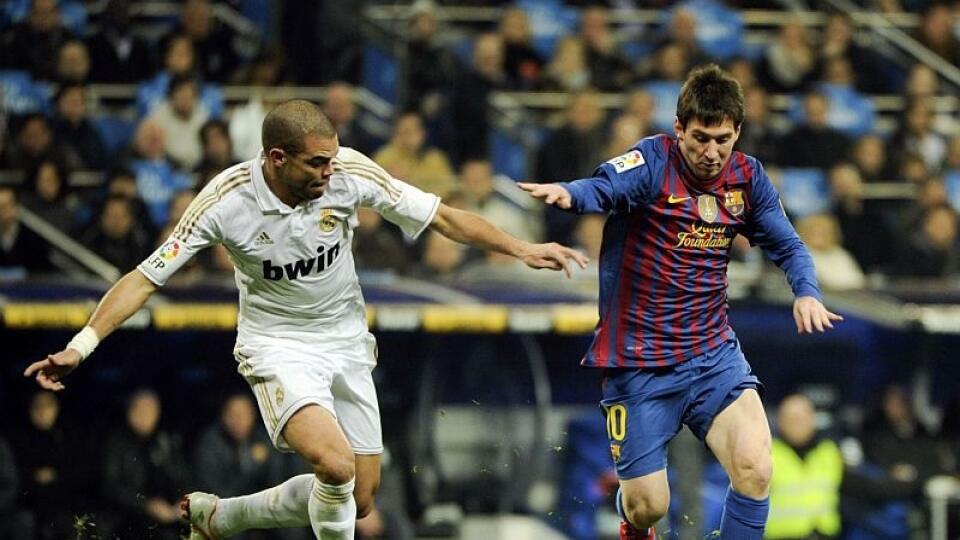 Pepe a Lionel Messi v boji o loptu