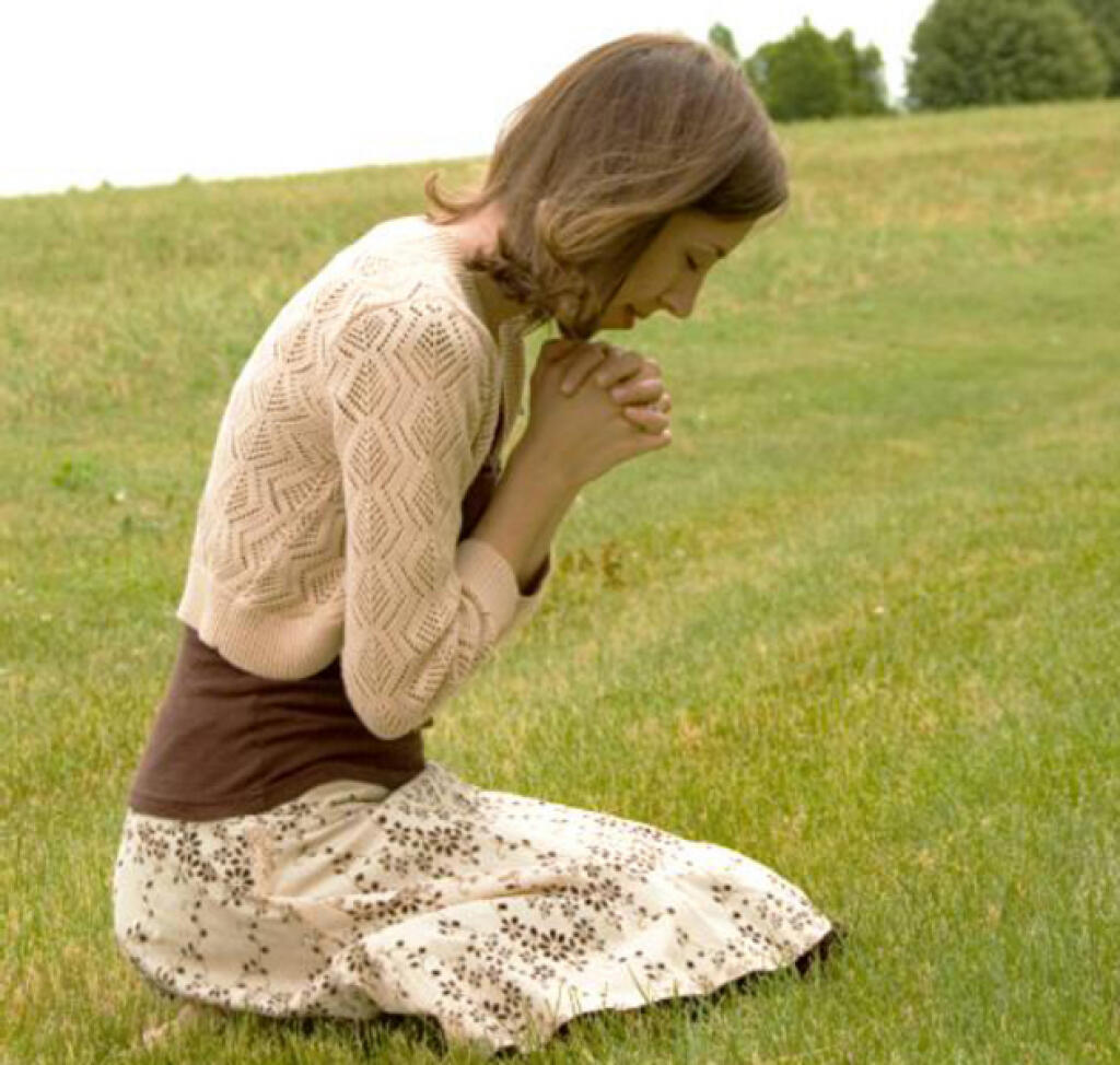 Прощения стоя на коленях. Женщина молится на коленях. Человек молится на коленях. Человекмолится на коления. Человек молится на природе.
