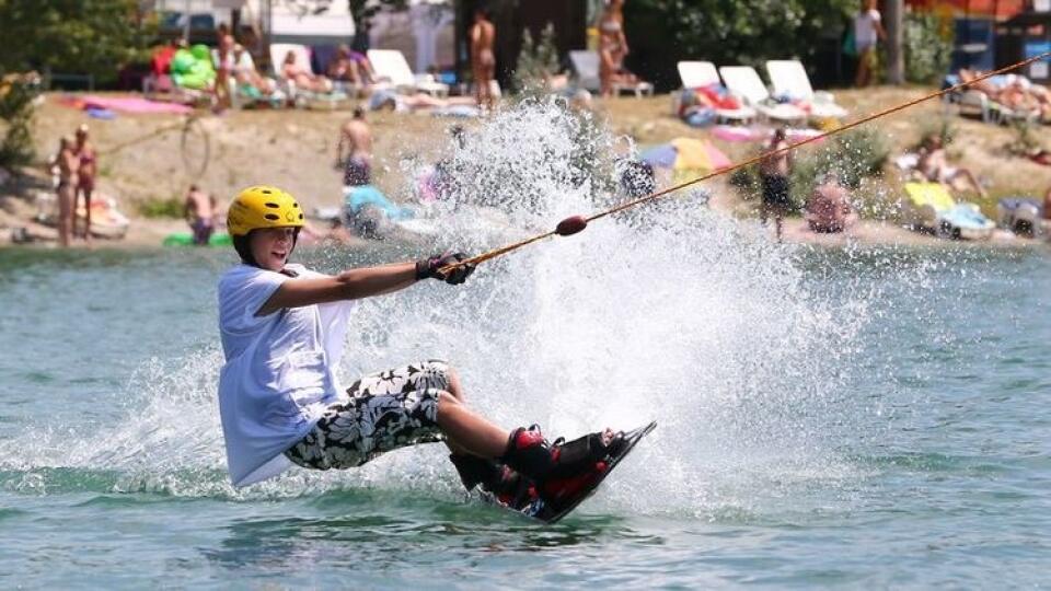 Na Zlatých pieskoch si môžete skúsiť jazdu na wakeboarde.