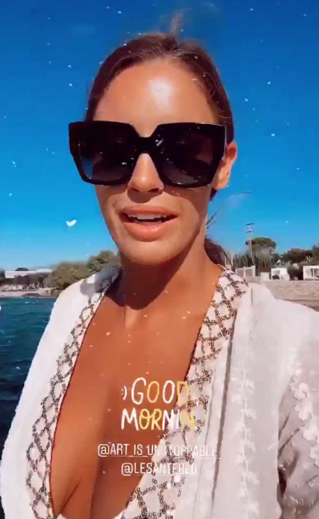 Kráska dopriala na Instagrame aj takéto pohľady do výstrihu.