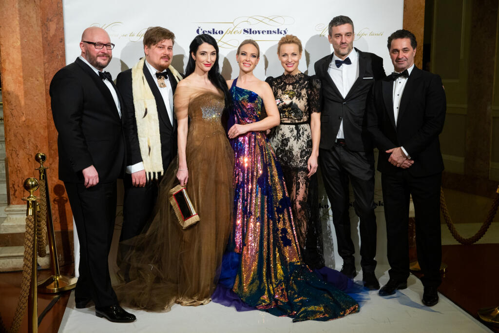 Československý ples v Obecním dome v centre Prahy. Na snímke Lumir Matti, Boris Hanečka, Lucia Hablovičová, Lucia Barmošová a Martin Dejdar.