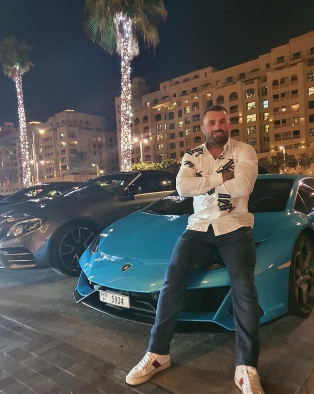 Vémola si užil v Dubaji aj jazdu na luxusnom Lamborghini.