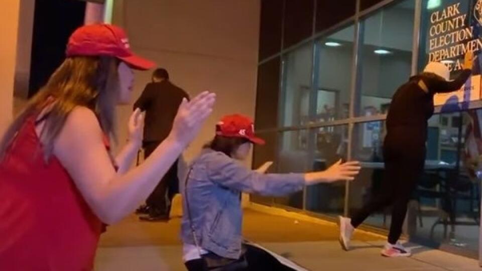 Trumpovi prívrženci sa modlia za jeho znovuzvolenie