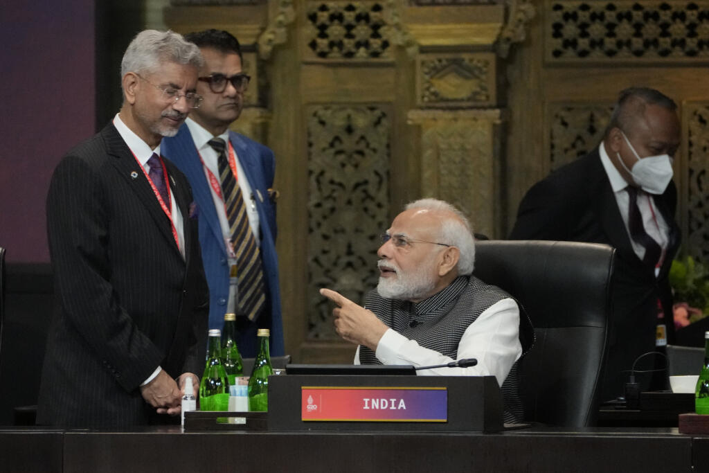 WA 24 Nusa Dua - Indický premiér Naréndra Módí (vpravo) diskutuje na summite G20 na indonézskom ostrove Bali v utorok 15. novembra 2022. FOTO TASR/AP

India Prime Minister Narendra Modi, right, speaks during the G20 leaders summit in Nusa Dua, Bali, Indonesia, Tuesday, Nov. 15, 2022. (AP Photo/Dita Alangkara, Pool)