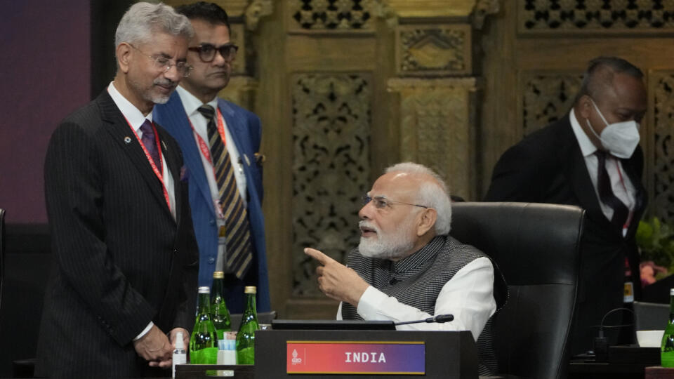 WA 24 Nusa Dua - Indický premiér Naréndra Módí (vpravo) diskutuje na summite G20 na indonézskom ostrove Bali v utorok 15. novembra 2022. FOTO TASR/AP
India Prime Minister Narendra Modi, right, speaks during the G20 leaders summit in Nusa Dua, Bali, Indonesia, Tuesday, Nov. 15, 2022. (AP Photo/Dita Alangkara, Pool)