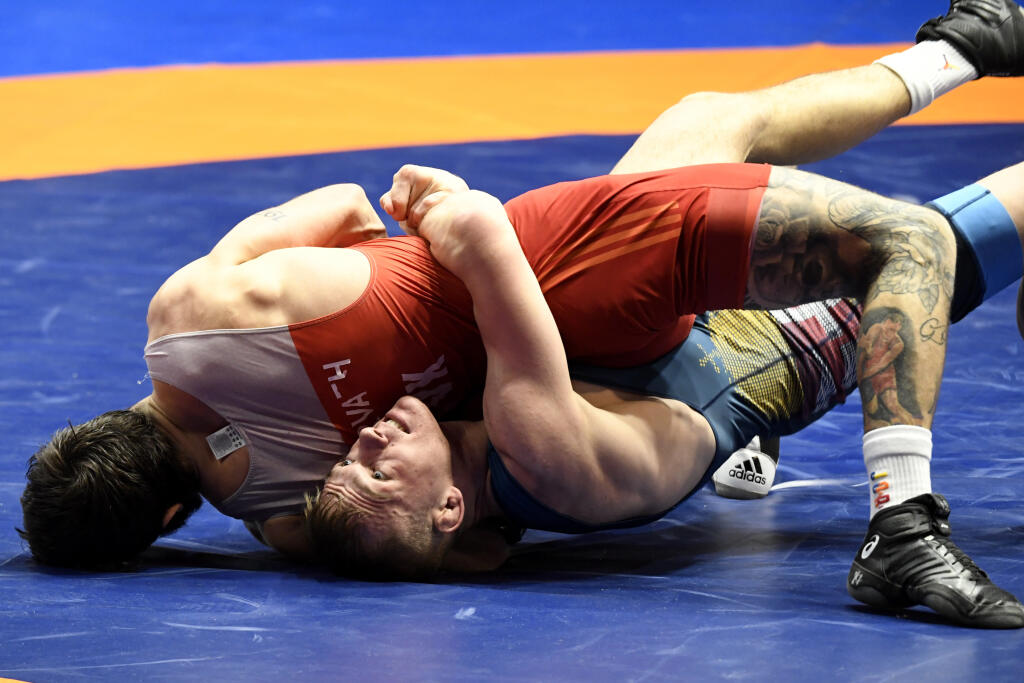 EBE 17 Rím - Na snímke v červenom drese hore slovenský zápasník v grécko-rímskom štýle Denis Horváth prehral na ME v Ríme hneď v 1. kole kategórie do 77 kg, keď podľahol Maďarovi Zoltánovi Lévaiovi (v modrom) hladko 0:9 v pondelok 10. februára 2020. FOTO TASR/MTI - Szilárd Koszticsak
Zoltan Levai (blue) of Hungary and Denis Horvath (red) of Slovakia fight in the round of 16 of men's Greco-Roman wrestling 77-kg category of the European Wrestling Championships in Rome, Italy, 10 February 2020.
