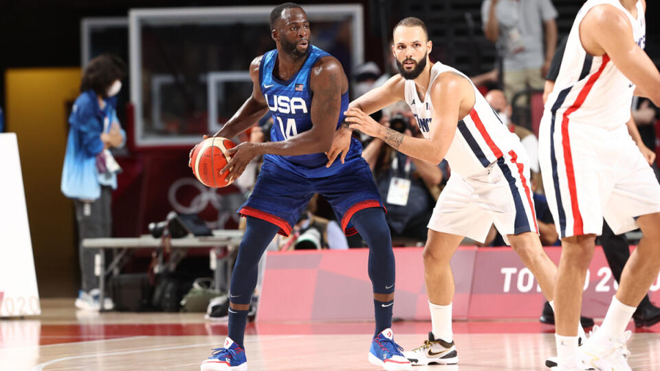 V druhom zápase a zároveň šlágri A-skupiny sa Francúzom podarilo zaskočiť favorizovaných hráčov USA. Nad trojnásobnými obhajcami zlatých olympijských medailí zvíťazili 83:76, keď sa im v druhom polčase podarilo zmazať desaťbodové manko.