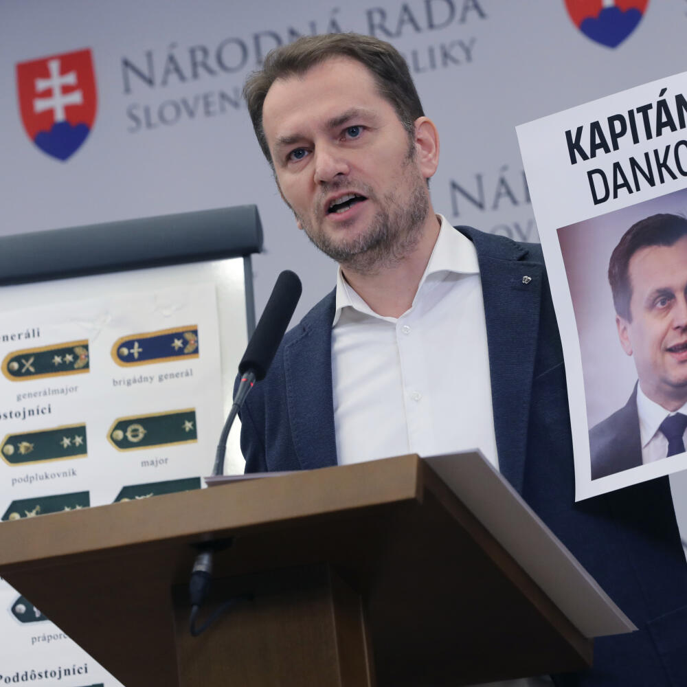Líder vtedy opozičnej strany OĽaNO Igor Matovič sa rázne postavil proti tomu, aby mal Andrej Danko hodnosť kapitán.