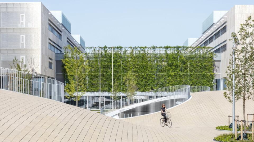Hybridný projekt Karen Blixens Plads je kombinácia parku a námestia, kde sú začlenené garáže pre bicykle