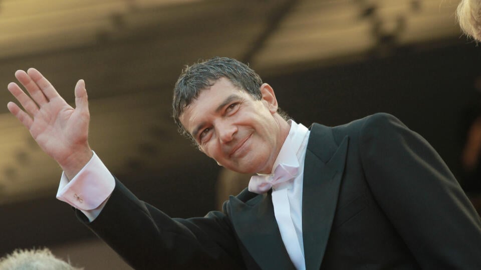 Antonio Banderas
Španielsky herec prekonal začiatkom roku 2016 ľahší infarkt. „Nešlo o nič vážne, nespôsobil žiadne škody. Tepnu mi vystužili tromi stentmi,“ hrdinsky oznámil Banderas. Keďže naďalej nakrúca a venuje sa partnerke, mladšej o dvadsať rokov, pravdepodobne sa mu darí dobre.