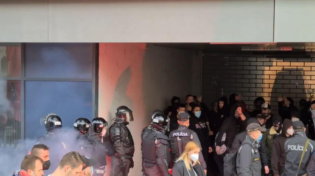Hoci tribúny zívali prázdnotou, pred štadiónom Antona Malatinského bolo živo. Fanúšikovia povzbudzovali hráčov Spartaka a spustili pyrotechnickú šou. Ako to už väčšinou býva, opäť nechýbala v mieste diania polícia, ktorá zasahovala a niektorých ultras fanúšikov odviedla.