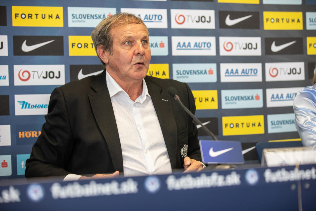 "Dúbravka mi povedal, že má ťažké obdobie v Newcastli a išiel sa odreagovať. Weiss povedal, že nevie, prečo bol vonku. Lobotka povedal, že vo Vigu mal nahustený program a nemal čas sa odreagovať. Čudný pohľad na vec, keď hral zápasy sobota-sobota. A ešte na margo môjho odchodu povedal, že tréneri prichádzajú a odchádzajú a ja som profesionál. Prístupom stopercentný. Máme ho všetci radi, je to hráč budúcnosti s veľkým potenciálom. Škriniar povedal to isté, som z neho sklamaný, lebo vzťah s ním bol nadštandardný. Teším sa z jeho výkonov, budem obom stále fandiť, ale aj som ich chcel na tlačovke po zápase s Českom vyhecovať čiastočnou kritikou, aby prevzali väčšiu zodpovednosť za hru mužstva a nespoliehali sa na Škrtela. Šatka mi povedal, že išiel s kamarátmi. Tí siedmi hráči ponocovali, ako som mal zareagovať?"