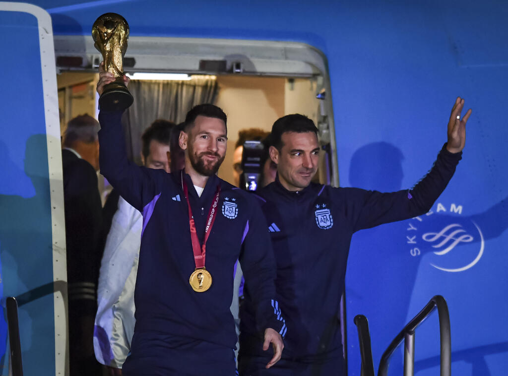 Lionel Scaloni a Lionel Messi s trofejou pre majstrov sveta.