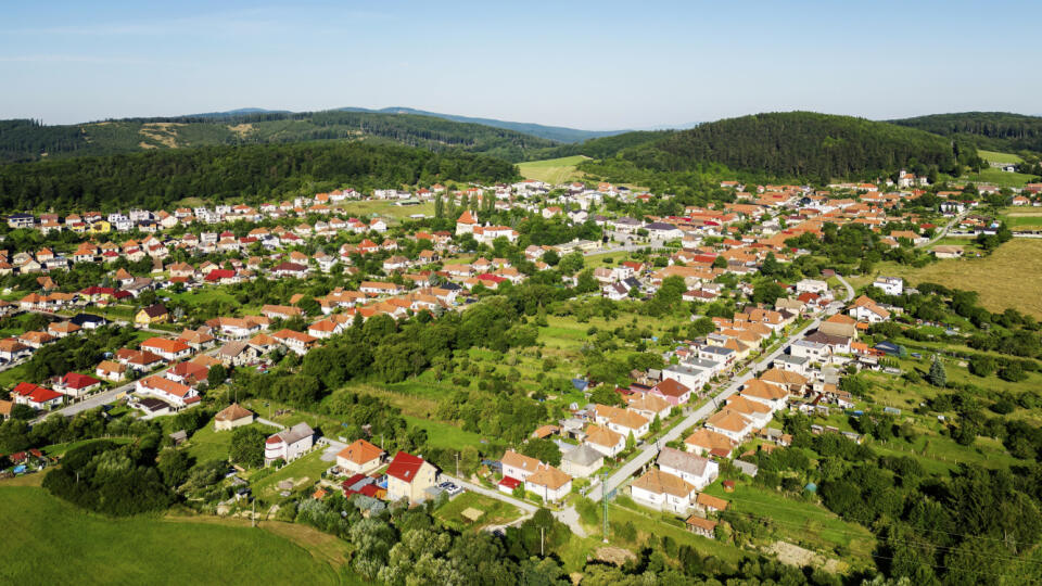 Územie Skýcova je chudobné na podzemné a povrchové vody. Výdatnejšie pramene sú na úpätí okolitých kopcov. Okrem toho rovinu treba na Skýcove bagrovať, inak tu žiadna nie je.