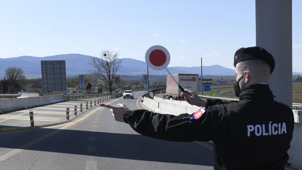 Na snímke polícia počas kontroly na slovensko-maďarskom hraničnom priechode Milhosť -Tornyosnémeti 26. apríla 2021. FOTO TASR – František Iván