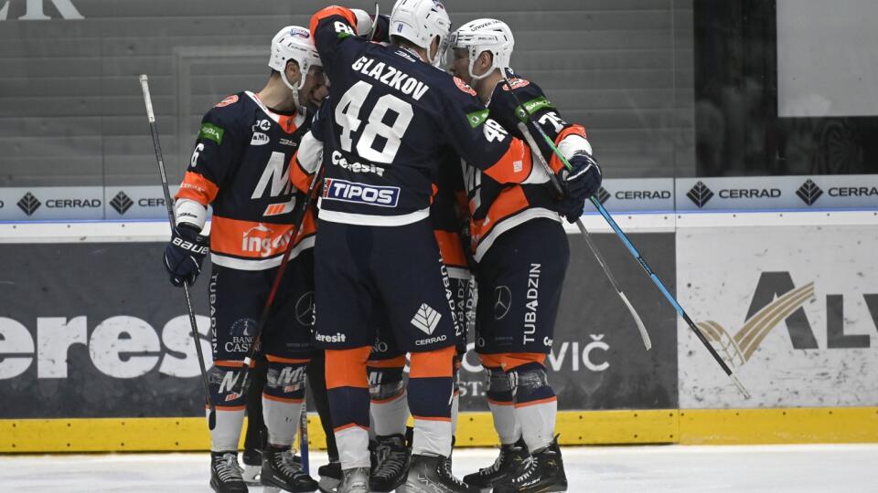 Na snímke sa hráči HC Dukla Ingema Michalovce oslavujú gól v zápase 26. kola Tipos extraligy HK Dukla Ingema Michalovce - HC Slovan Bratislava 6. januára 2023 v Michalovciach. FOTO TASR - Roman Hanc