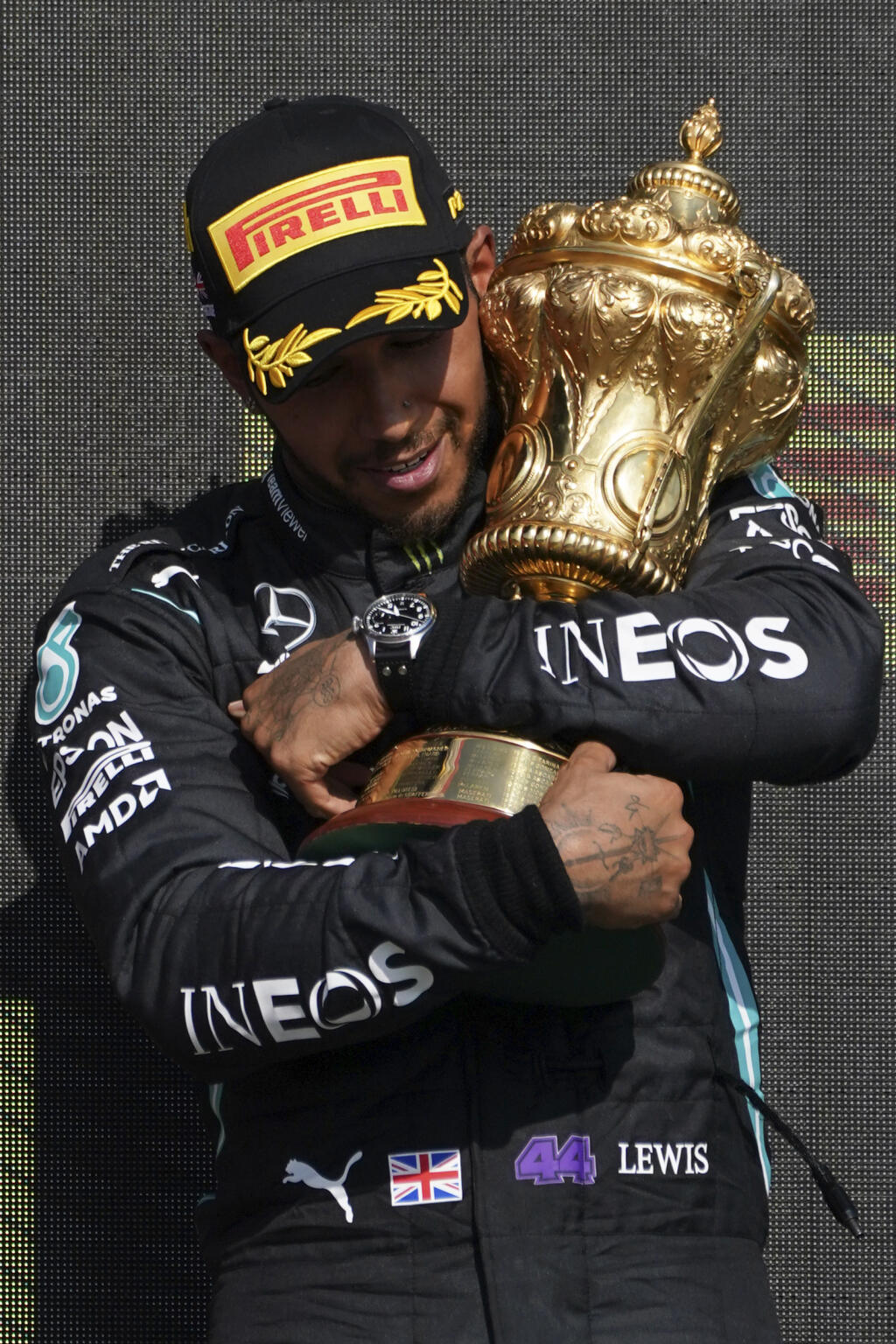 Britský pilot formuly 1 Lewis Hamilton na Mercedese oslavuje s trofejou víťazstvo vo Veľkej cene Veľkej Británie F1 na okruhu Silverstone.