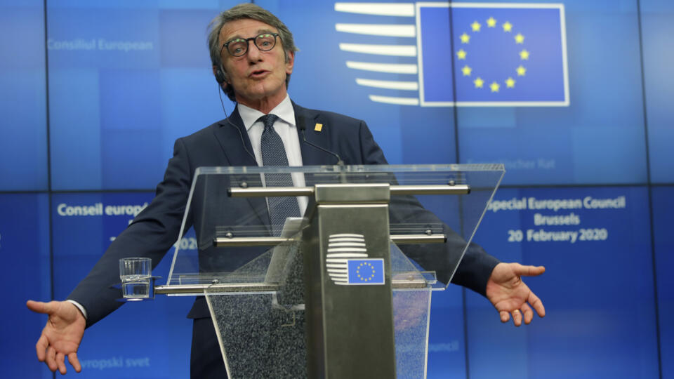 JB 45 Brusel - Predseda Európskeho parlamentu David Sassoli počas tlačovej konferencie po rokovaní za okrúhlym stolom na mimoriadnom rozpočtovom summite EÚ v sídle Európskej rady v Bruseli 20. februára 2020. Lídri členských krajín Európskej únie rokujú na mimoriadnom summite o viacročnom finančnom rámci na roky 2021 - 2027. FOTO TASR/AP
European Parliament President David Sassoli speaks during a media conference at an EU summit in Brussels, Thursday, Feb. 20, 2020. After almost two years of spa