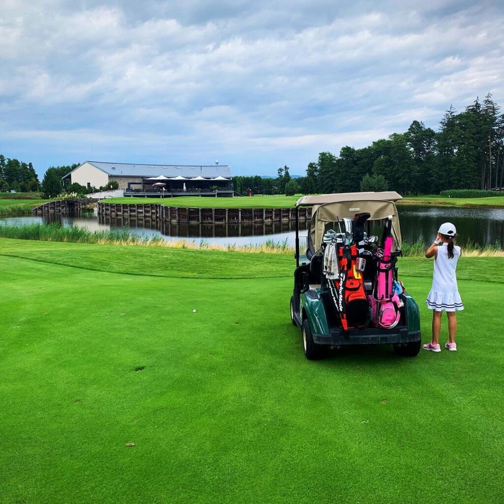Venovať sa golfu na úrovni zaberie dosť času, keďže pravidelné tréningy sú toho neodmysliteľnou súčasťou. „Ešte donedávna trénovala Ella šesťkrát týždenne, no v posledných mesiacoch sme jeden tréning vypustili. Za uplynulý polrok totiž vyrástla o päť centimetrov, čo je dosť, a tak sme to nechceli prepáliť,“ vysvetlil Dominik Hrbatý.