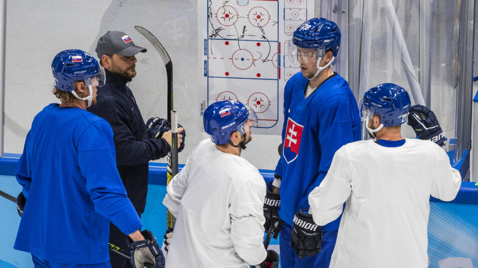 Slovenská hokejová reprezentácia počas tréningu pred štartom olympiády v Pekingu.